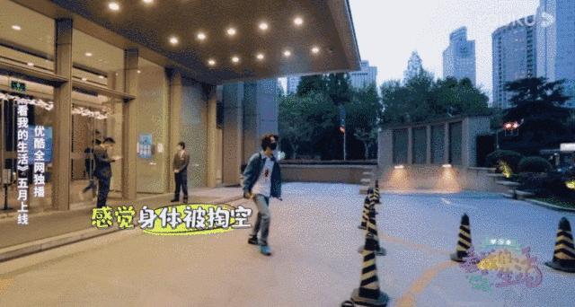 ‘家不能回’‘父母逼婚’‘躲不开的脏水’独居明星的真实生活