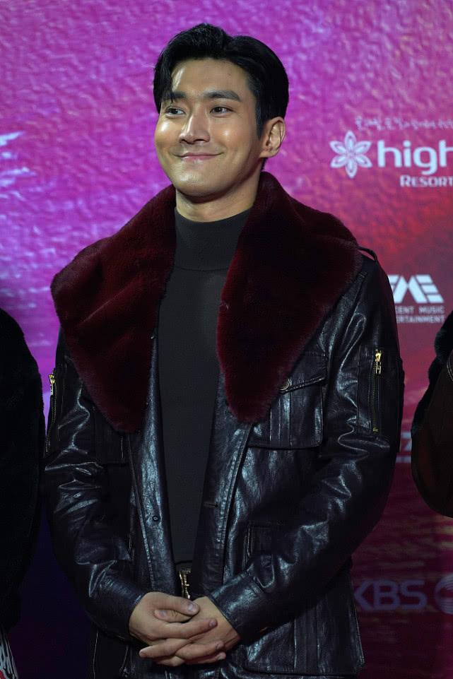 崔始源帅气出席,崔始源穿风衣