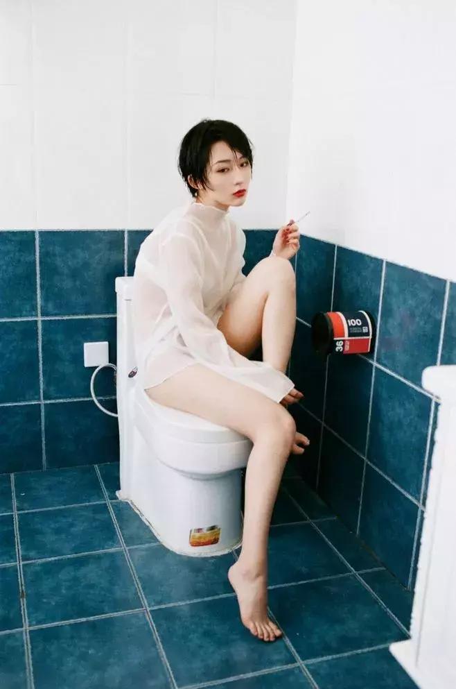 碎发太多怎么扎好看,扎高马尾额头前面碎发太多怎么办