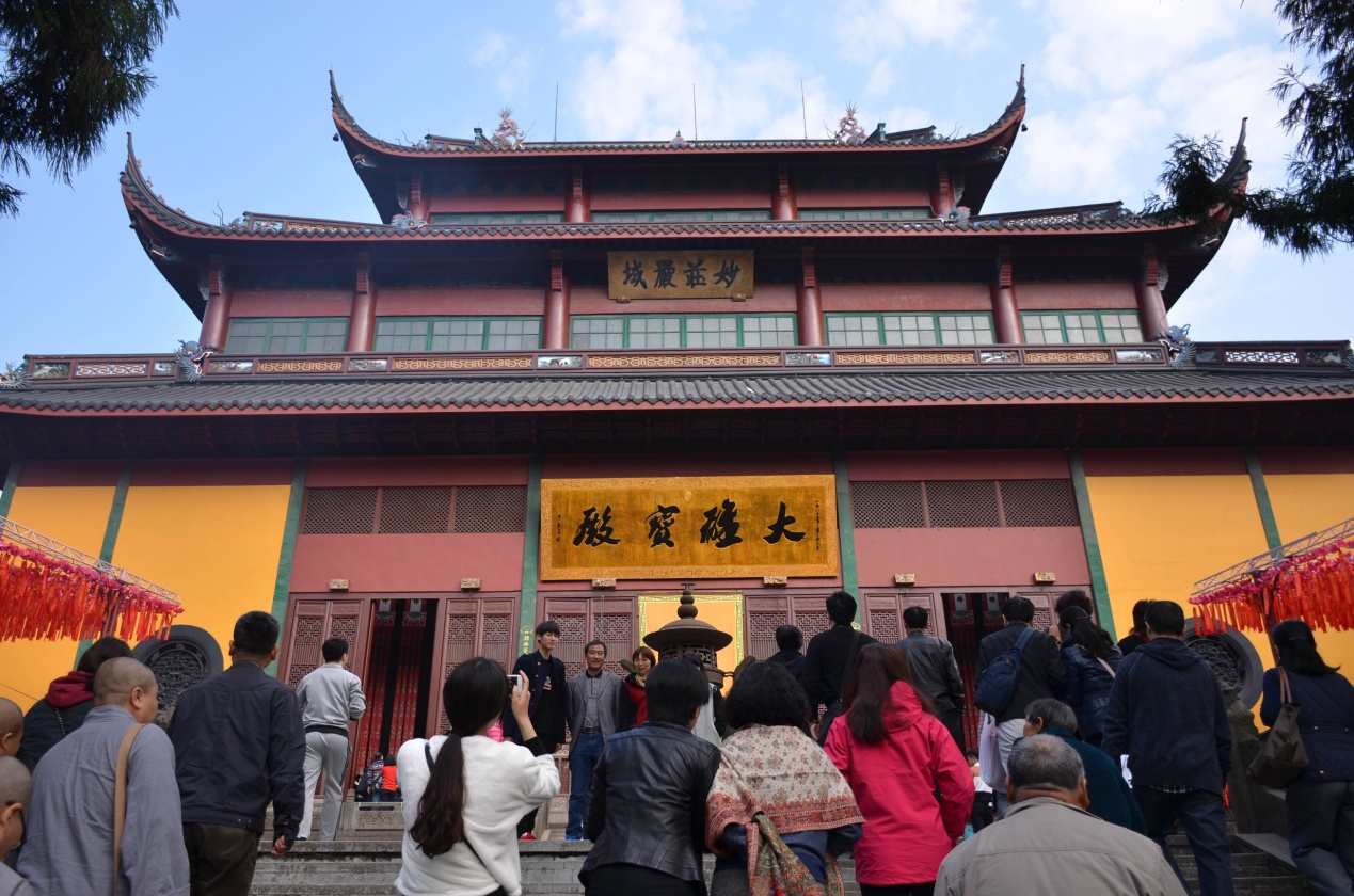 带孩子参加葬礼好吗,大人参加葬礼回家小孩哭闹