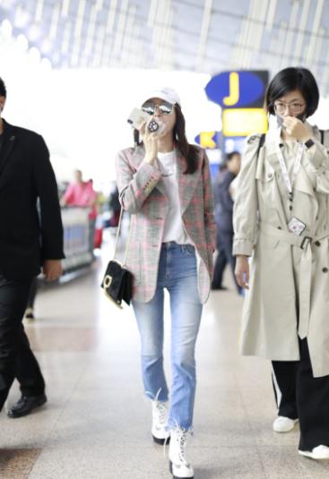 秦岚手抱玩偶斜挎格子包,青春活力感十足,牛仔裤时尚又百搭