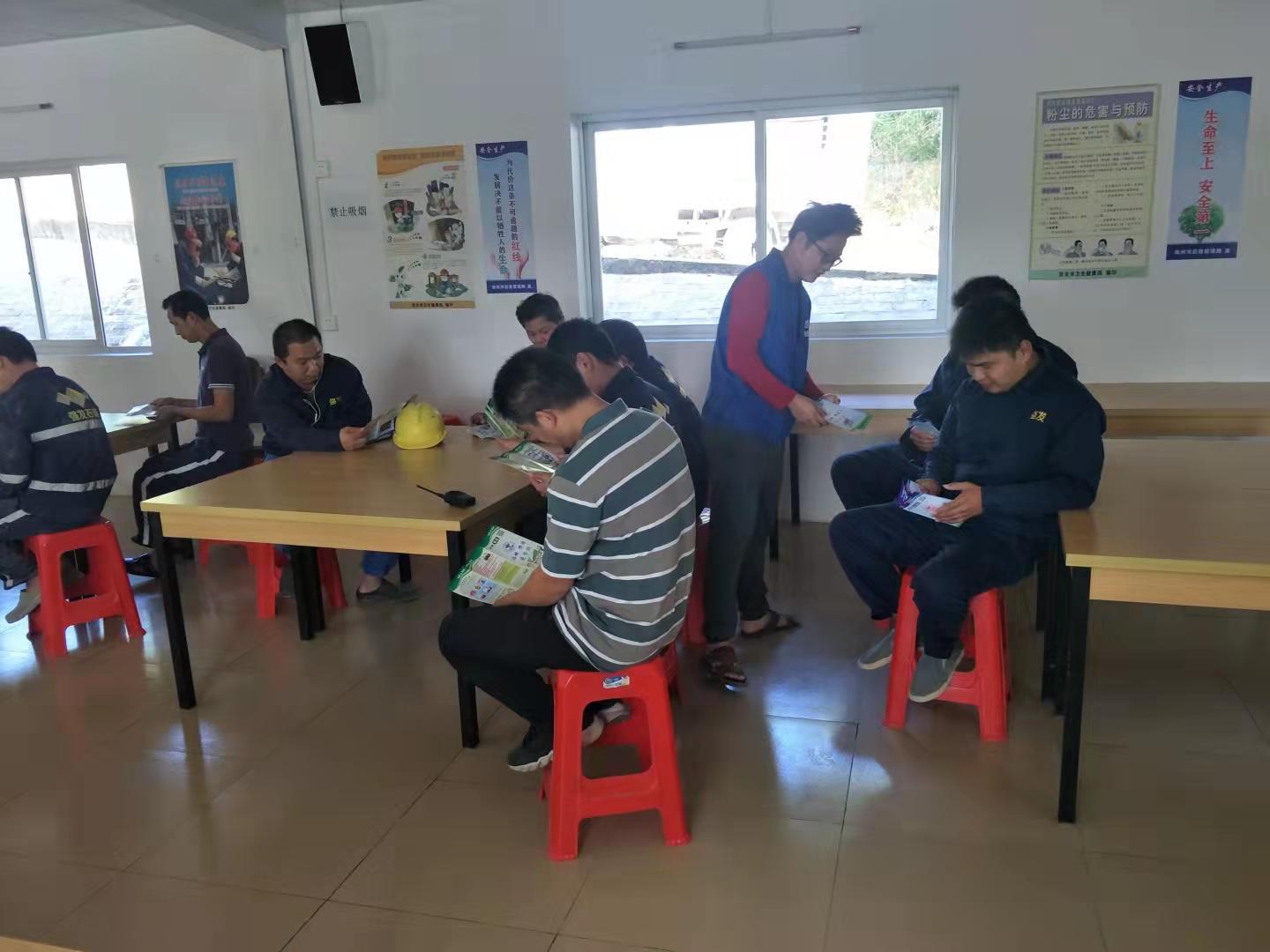 民警深入辖区开展禁毒尿检,派出所通知涉毒人员尿检