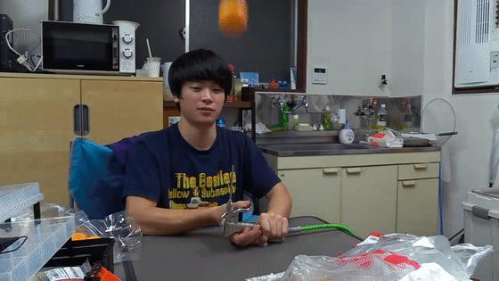 在房间里发射10000颗爆米花,这位日本人真是被居家隔离憋坏了