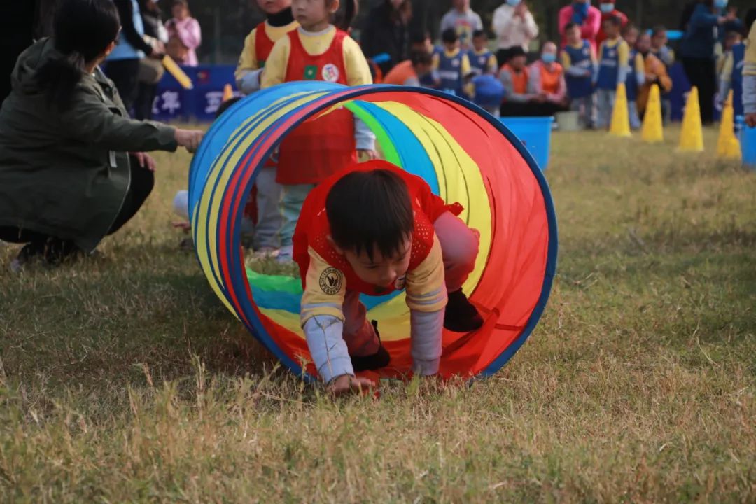 「五彩球运动」“宝贝向前冲”红黄蓝五彩球运动激情开幕