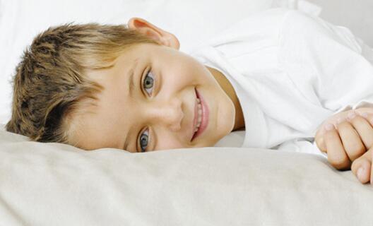 孩子上幼儿园晚上十一点多才睡觉,孩子上幼儿园后夜里睡着了总哭