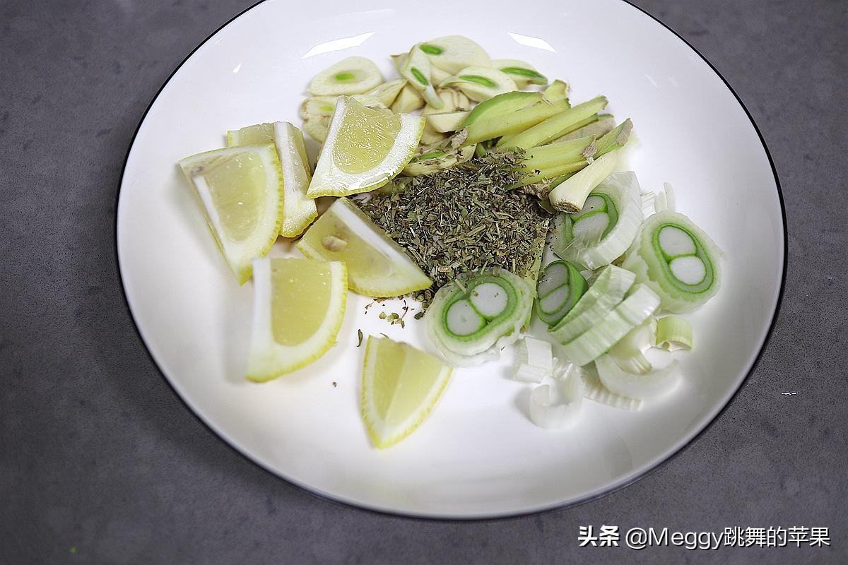 圣诞烤鸡好吃到连骨头都不会放过,圣诞烤鸡最正宗的做法