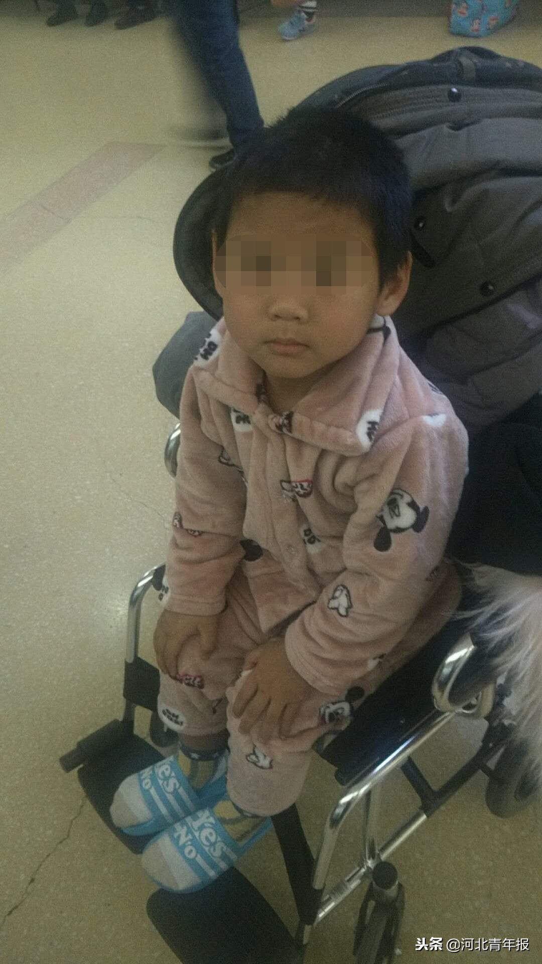 8岁小孩被烫伤后续,男孩被烫伤警方护送就医