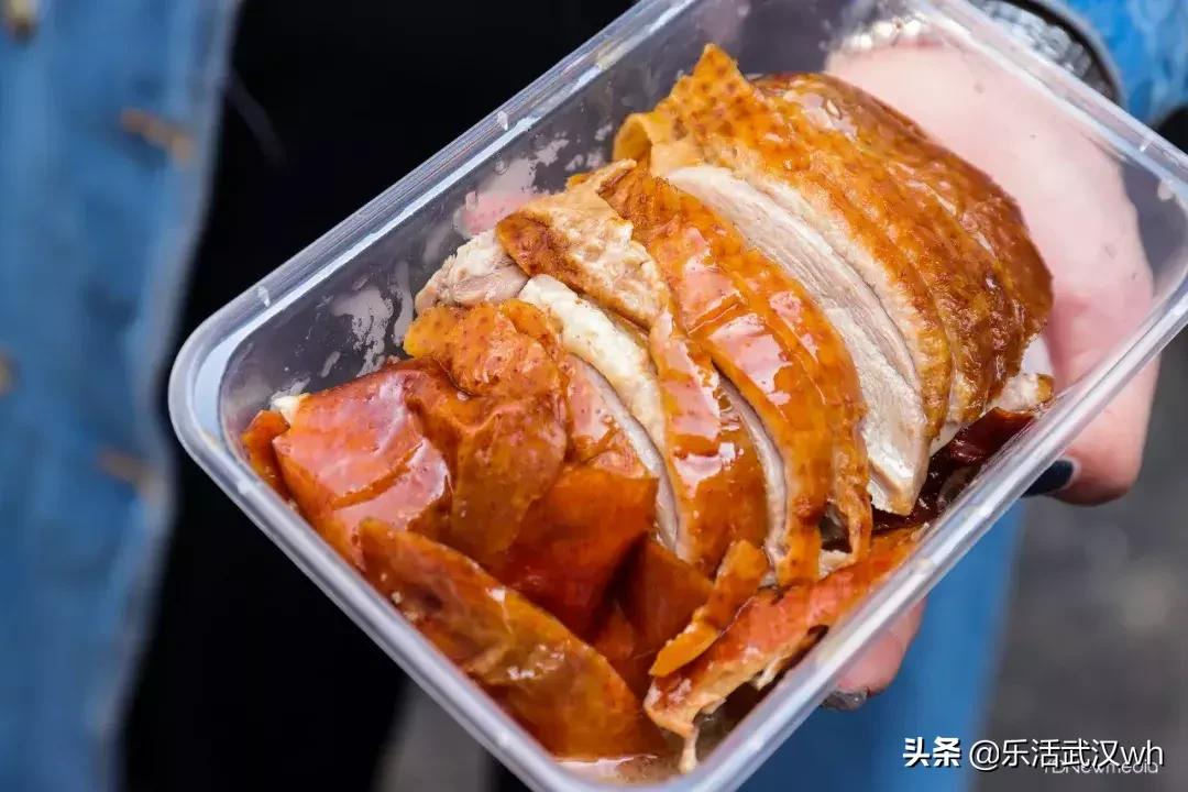 排的队比街道长!这条街什么来头?