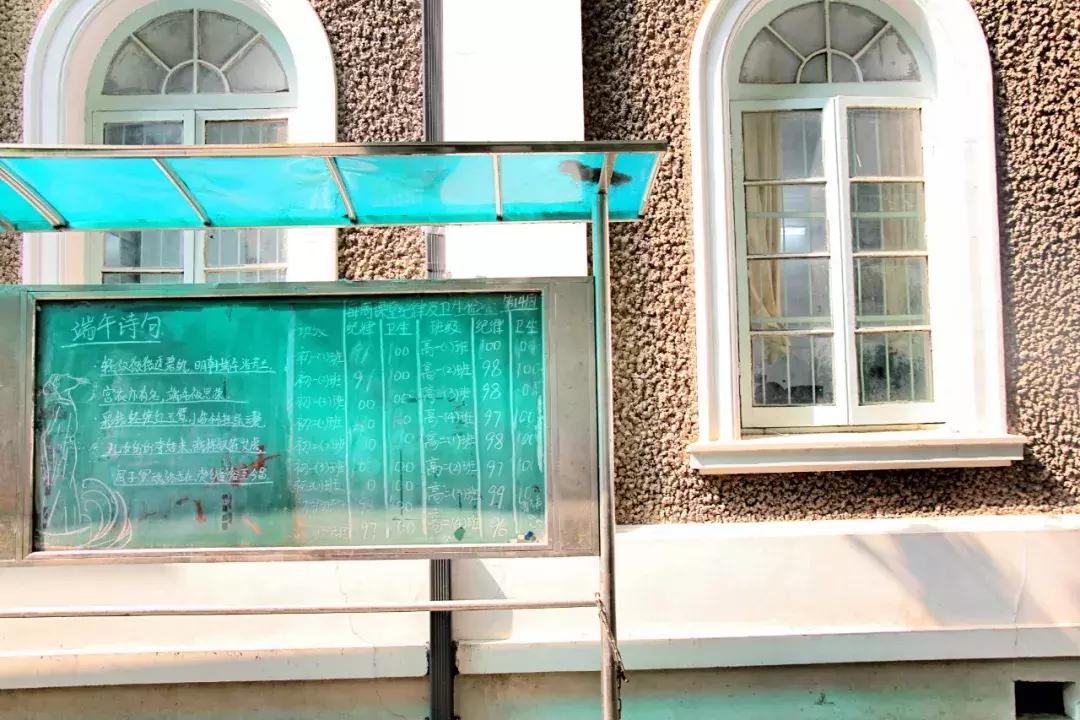 武昌这所低调的大学坐拥一线江景，教学楼窗外就是黄鹤楼