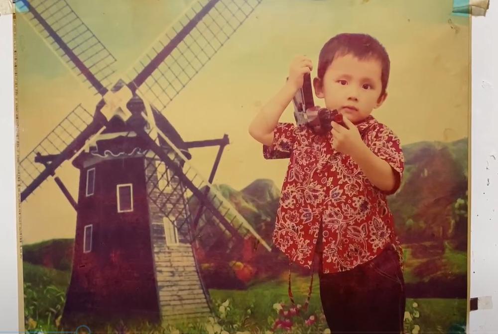 65岁老人感动落泪,领奖台上感动的哭了