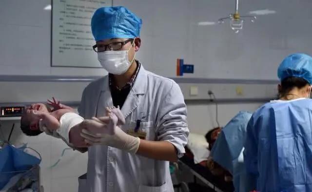 “孩子都出来了,你掏什么掏”男医生把手伸进产道,老公愤怒发问