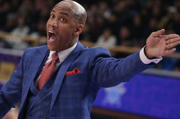 血亏？杜锋爱徒险报销！北控队长玩弄马布里，辽篮少帅喜提上岗证