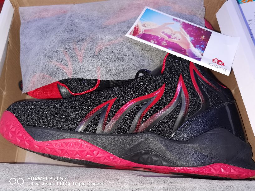 某些无良某宝店，借着鸿星尔克的风头，贩卖三无产品的鞋子