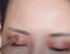 眼妆画完一会就脏掉了,眼妆一画就显得凶