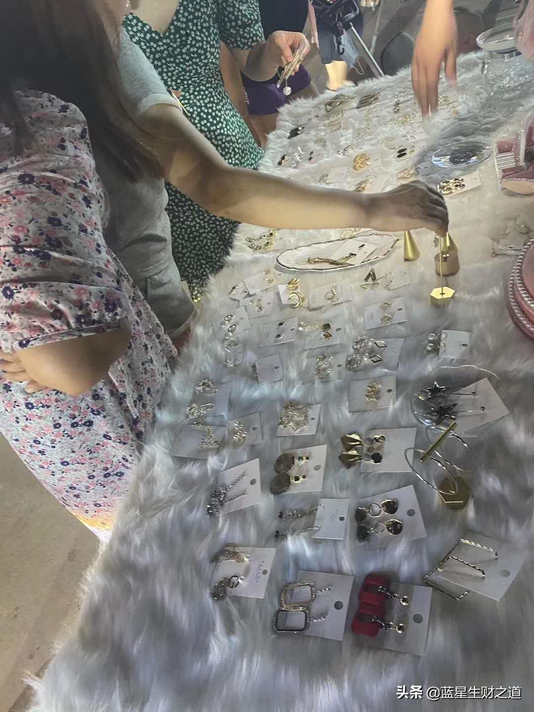 摆摊卖了一副耳环利润6元,摆地摊耳环收入