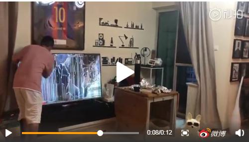 巴萨球员看苏醒砸电视反应,巴萨球迷怒砸电视gif