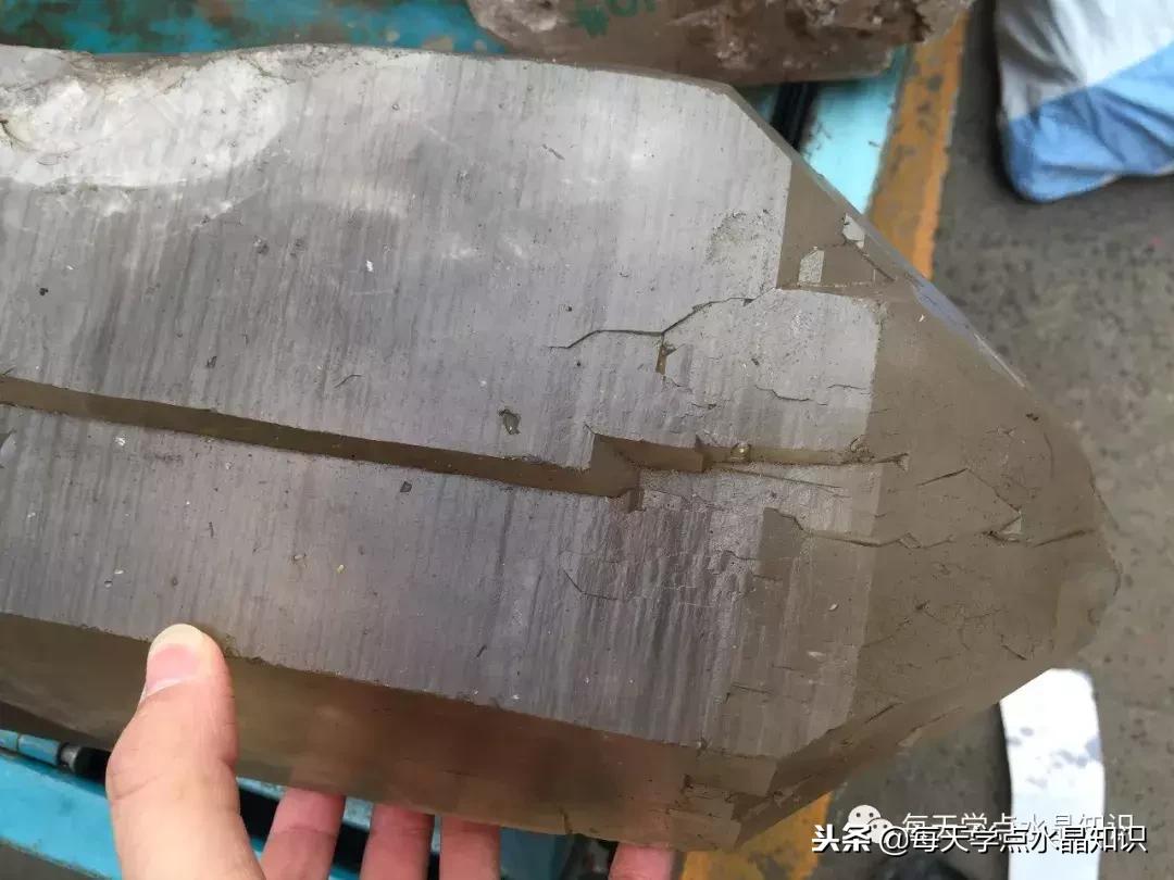 天蒙蒙亮赶个早市看一看天然水晶毛料市场