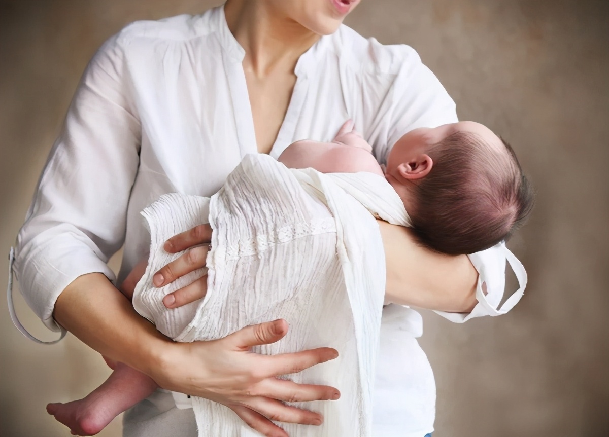 新生儿怎么抱姿势正确,新生儿怎么抱才不会吐奶