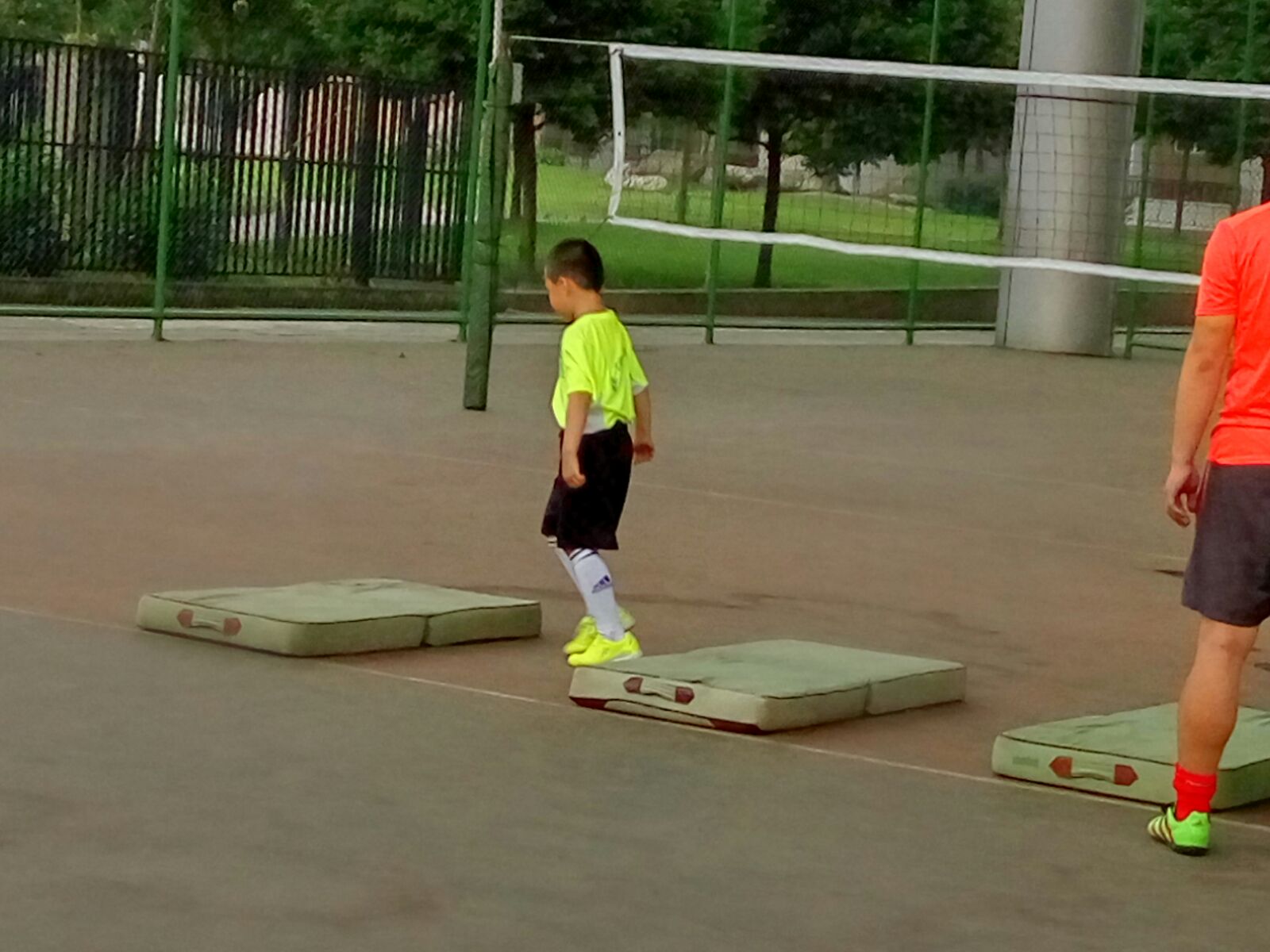 小小少年足球教学,青少年足球成长之路