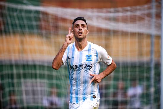 扎哈维凌空破门绝杀,扎哈维插花脚高清图片