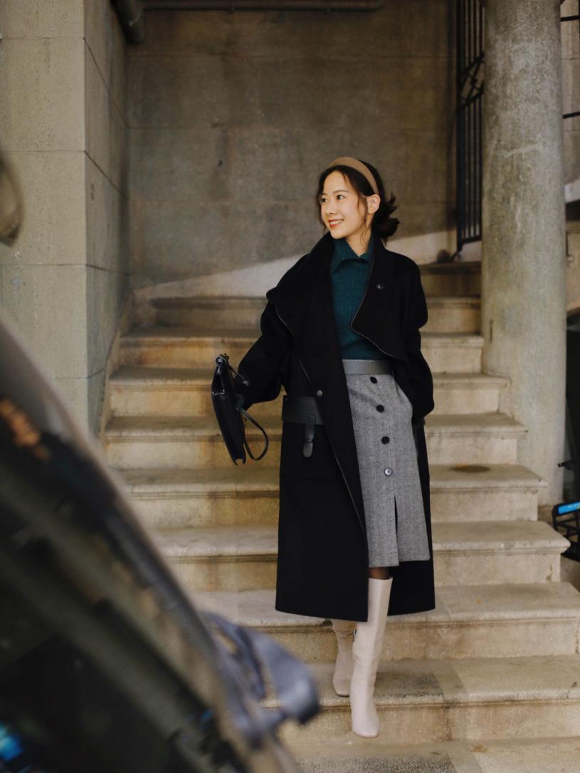 “大衣+裙子”，冬天这么穿，美得优雅又大方