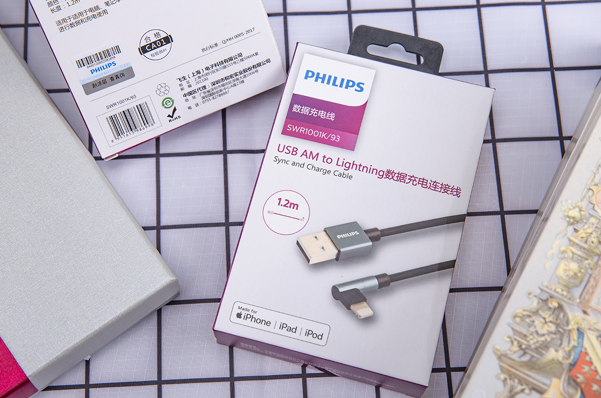 一边充电一边插耳机的转换器,一边充电一边插网线的转接线