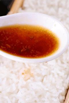 蒸鱼用竹筷子架上放盘子,用竹筒蒸的饭叫什么