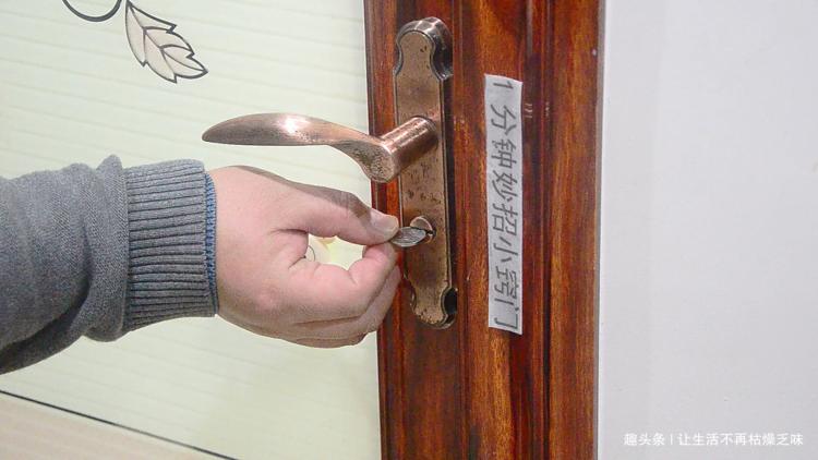 室内门被反锁怎么开锁最简单,门被反锁了从外面还没有钥匙孔
