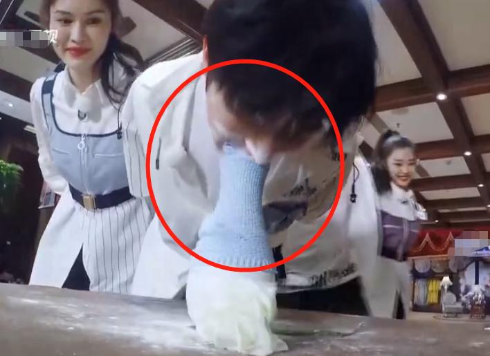 郑恺和蔡徐坤对决,郑恺蔡徐坤爬楼梯