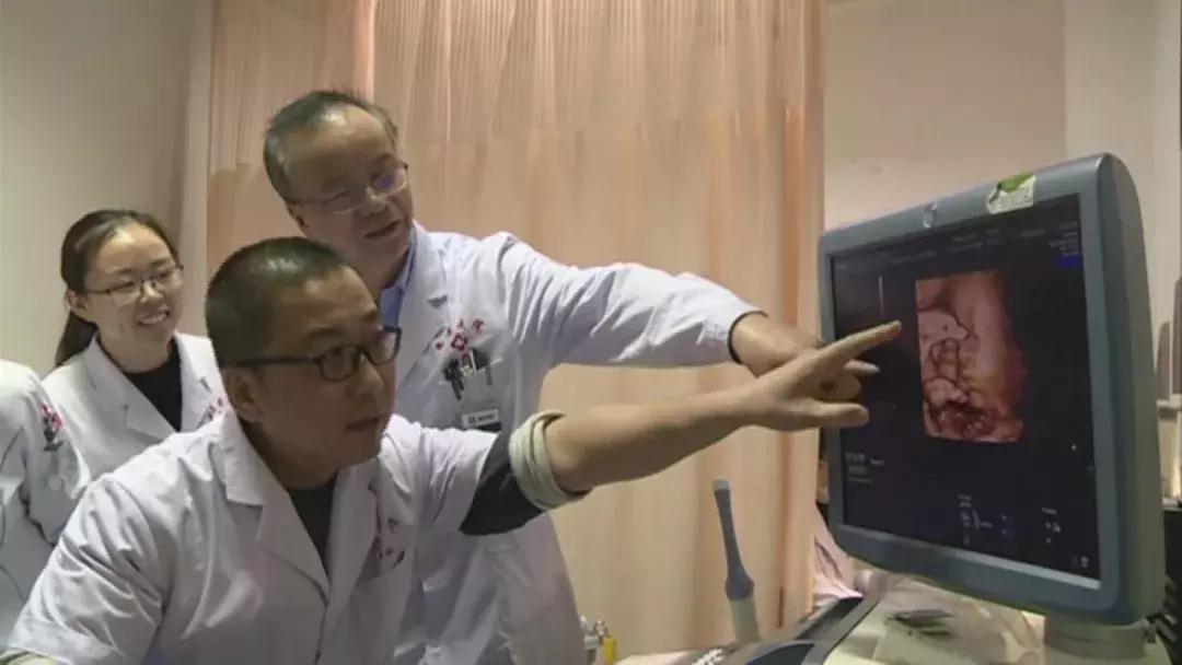 中国首例子宫移植女人顺利分娩,中国首例试管婴儿31岁产子