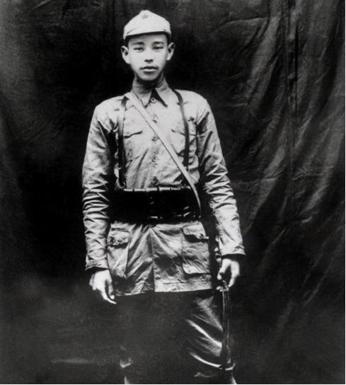 开国中将闻妻牺牲，另娶他人，解放后“亡妻”找上门，破镜重圆？