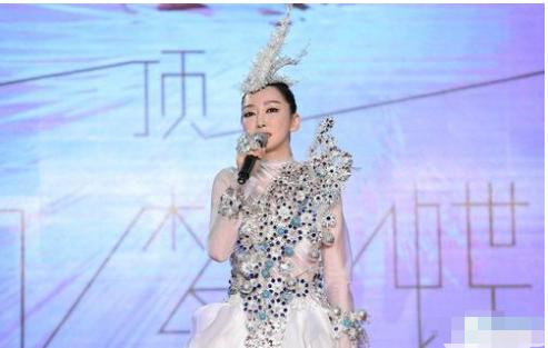 萨顶顶的“假唱转话筒事件”,萨顶顶假唱转话筒事件视频