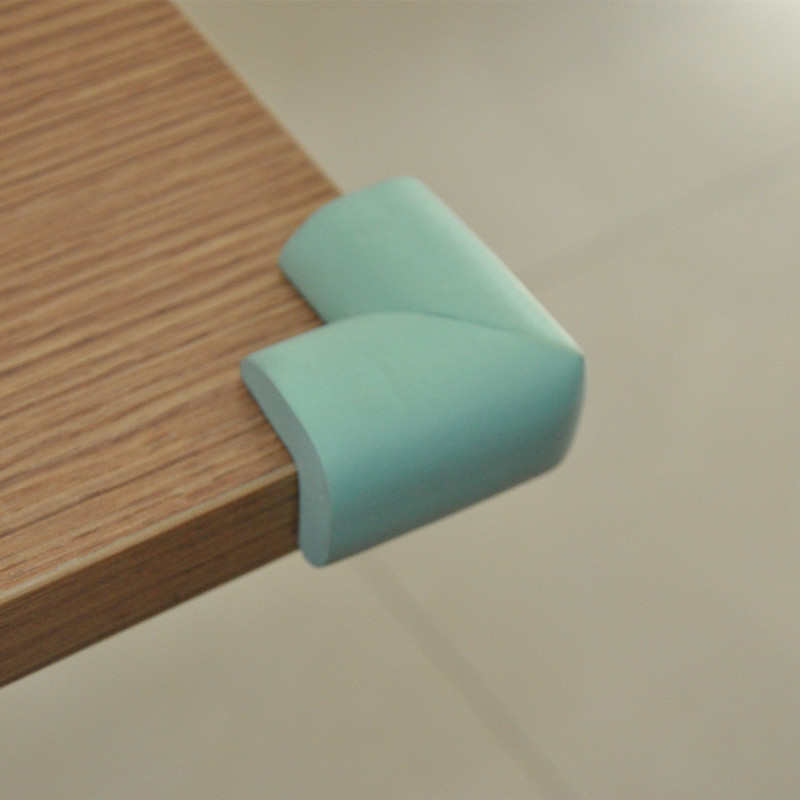 穿尿不湿小孩举杠铃大叫,一个穿尿不湿孩子爬单杠