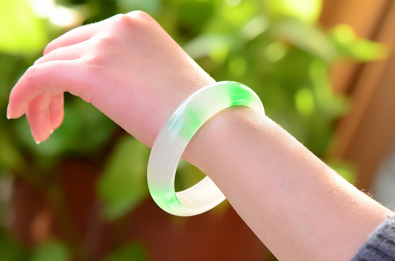 黄翡翠手镯和绿色翡翠哪个好,年轻适合戴什么翡翠手镯