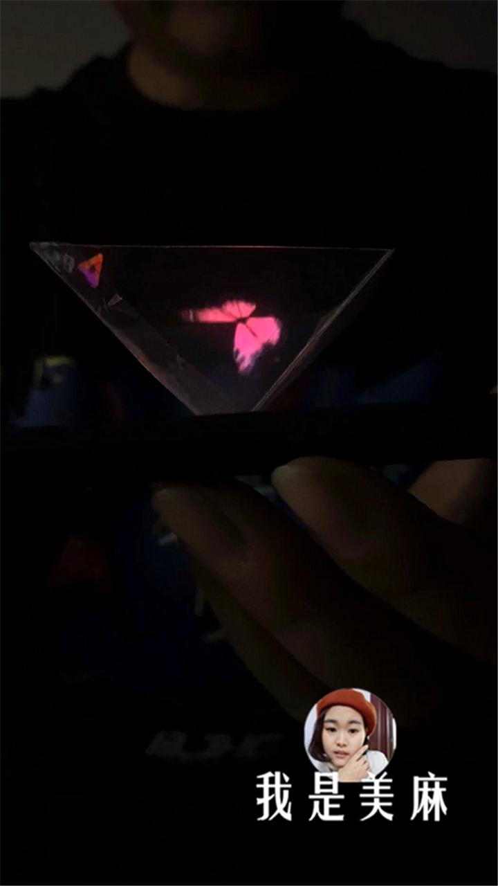 爸爸用塑料片做了个3d投影仪,自制3d投影仪看电影