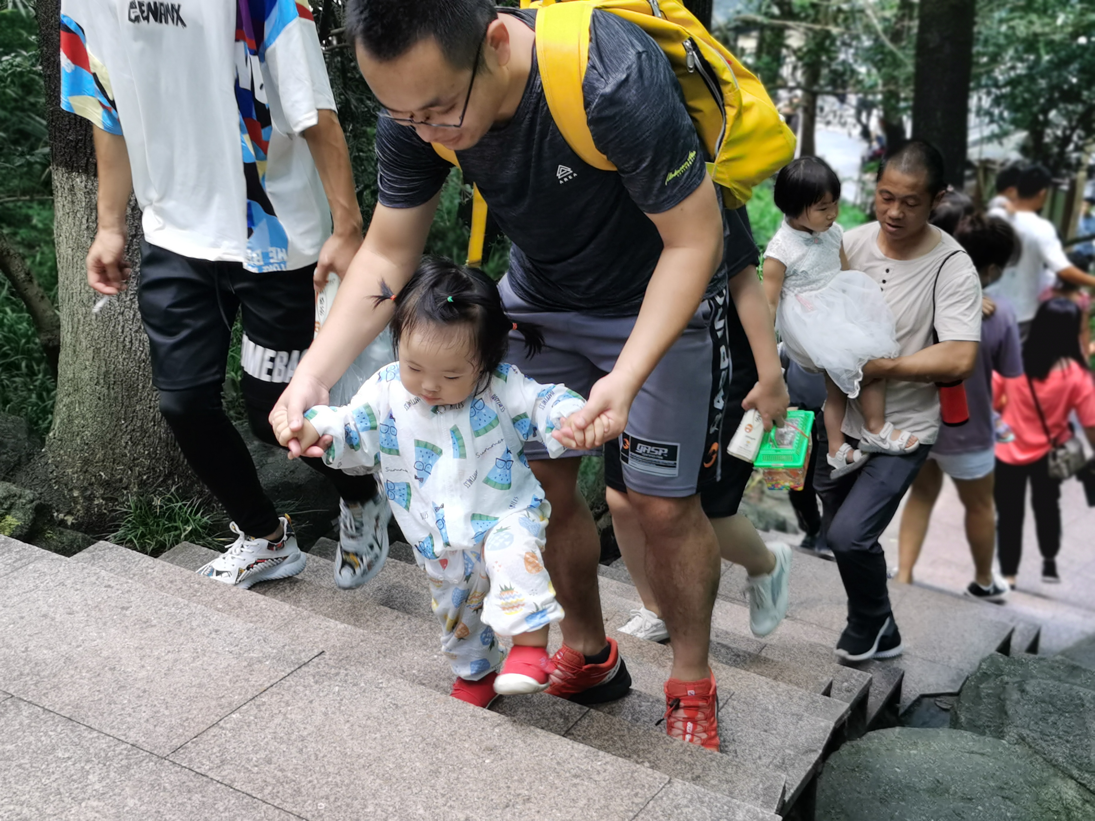 宝宝脸上起像蚊虫叮咬的红包,宝宝被蚊虫咬了长了几个红包
