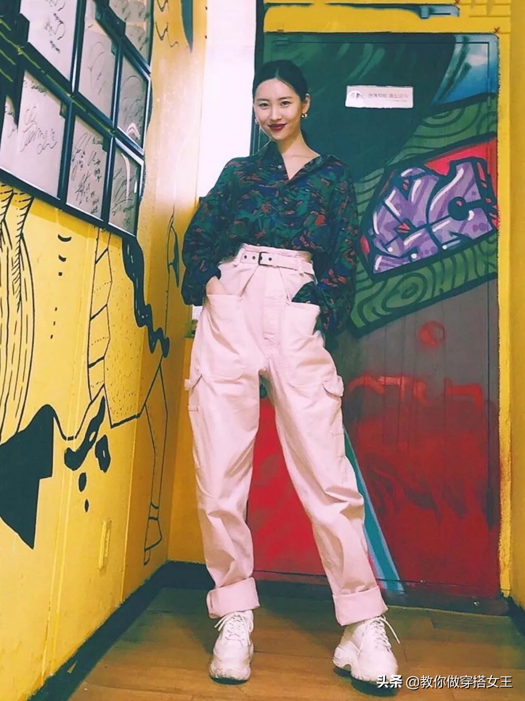 2020最潮搭配少不了这一条工装裤,初秋工装裤搭什么上衣