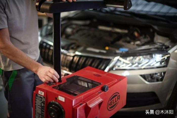 车灯里面的水汽怎么处理,汽车车灯里面有水该怎么解决