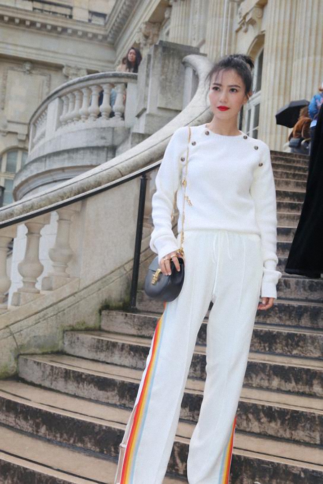 赵又廷也变时髦了，故意穿小一号棒球服配椰子鞋，潮男气质出来了