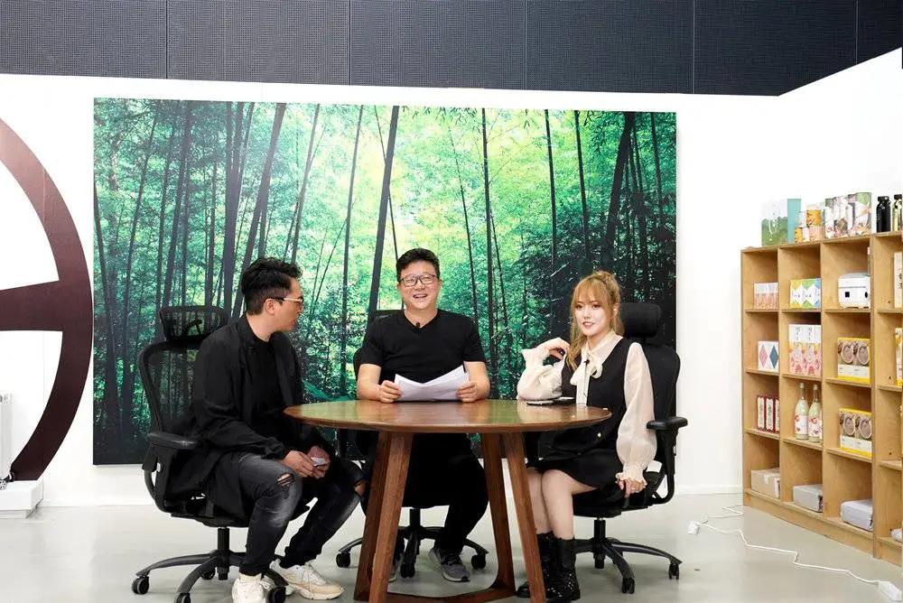 没有东哥和宿华的那场午餐，哪有雨绮亏280万的机会？