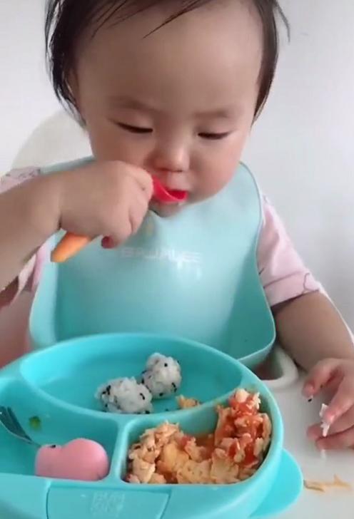 2岁宝宝每天吃饭都要喂好不好,2岁宝宝每餐只吃一点点饭