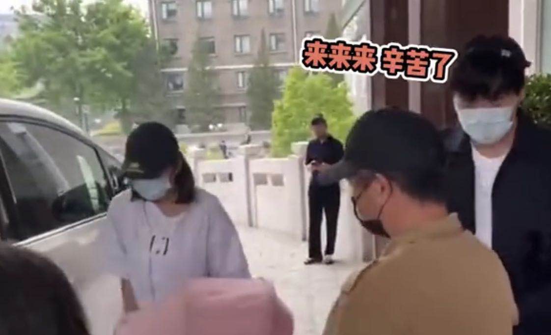 唐艺昕产女医院门口发红包庆祝,小范和唐艺昕视频