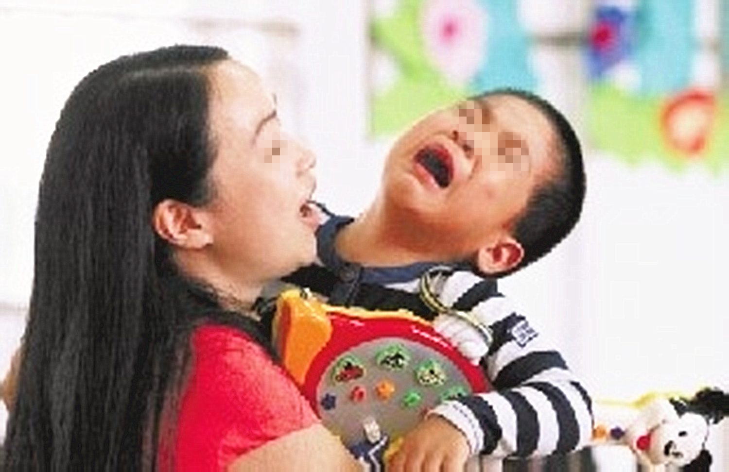 孩子总是“窝里横,外面怂”,罪魁祸首其实是家长的育儿习惯问题