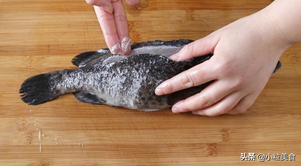 家宴上简单美味的清蒸石斑鱼,青石斑鱼除了清蒸还能怎么做