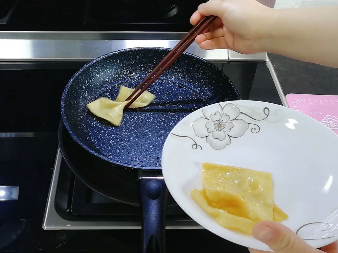 怎么自己在家做辣条又健康又好吃,在家自己做辣条口感筋道香辣美味