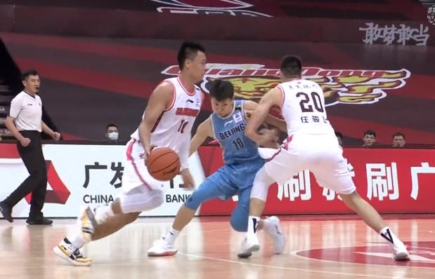 正负值-10+关键犯规！北京冠军后卫不堪大用，球迷吐槽不能续约