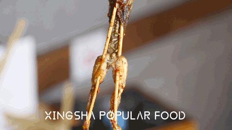 人生一串,烟火江湖!这家铁板烧烤店用串串翻起儿时回忆