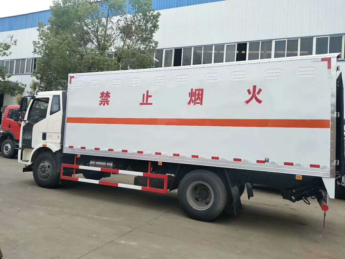 货主克扣运费我能把他的货拉走吗,货主给8000运费货车帮扣多少