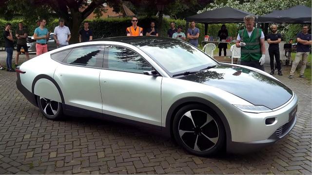 太阳能电动车亮相，晒晒太阳能跑800公里，续航远超“特斯拉”