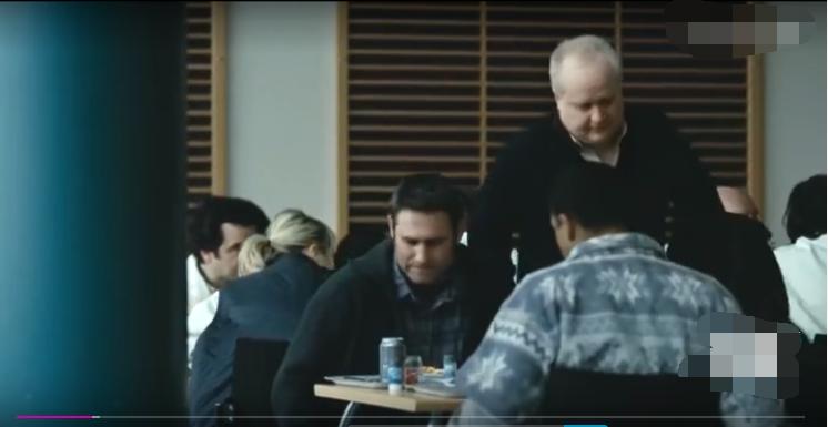 男孩背后长了一只翅膀,男孩身上长了一对翅膀是什么电影